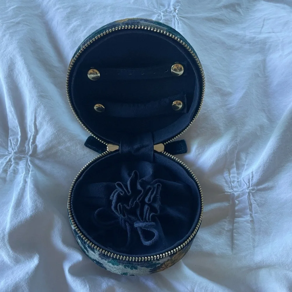 Sézane Inoui Editions Floral Velvet Jewelry Case - Picture 2 of 3